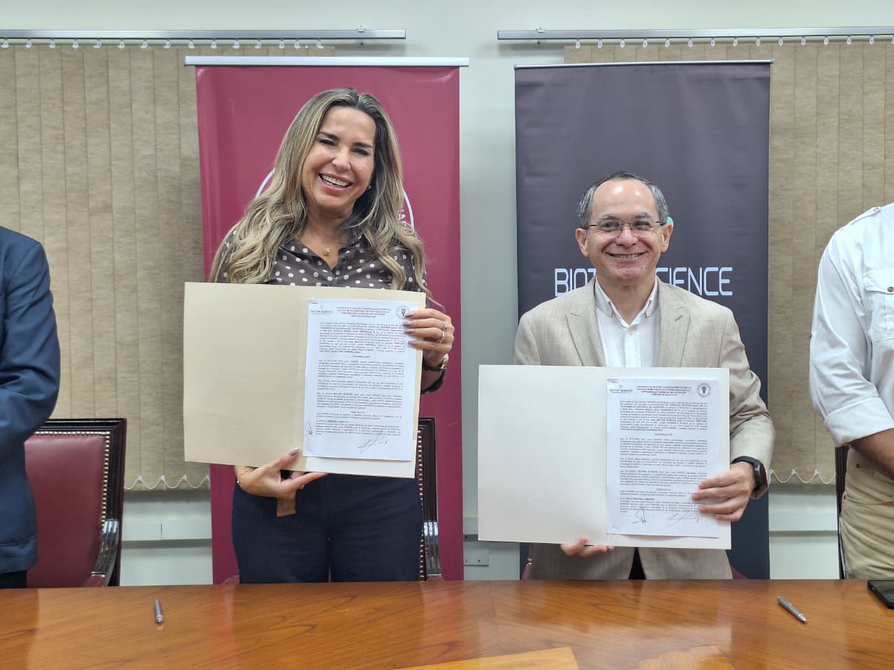 Firma de convenio FCV UNA y Biotop Science